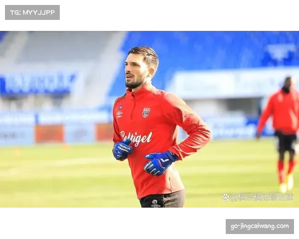 兰斯主帅赛前发布会确认,本场将对位安排一名中卫专门执行“弹性盯人”任务